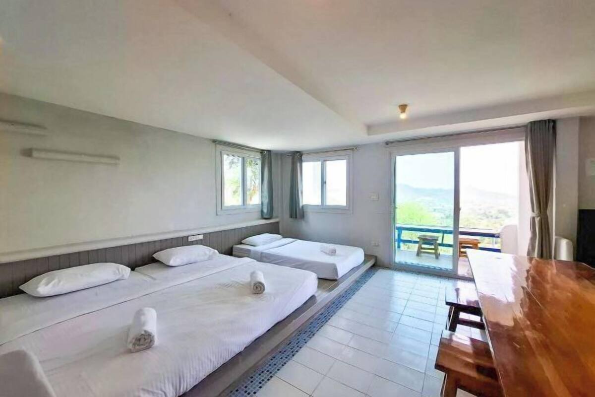 Desk, rollaway beds, bed sheets