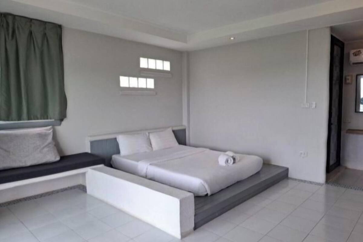 Desk, rollaway beds, bed sheets