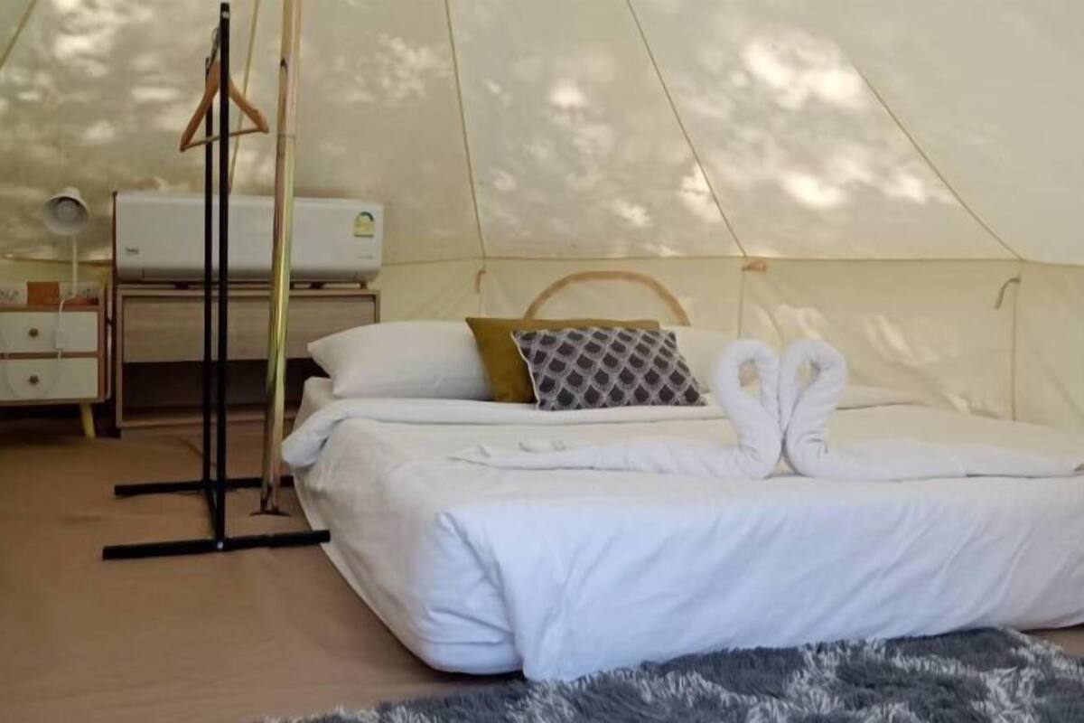 Desk, rollaway beds, bed sheets