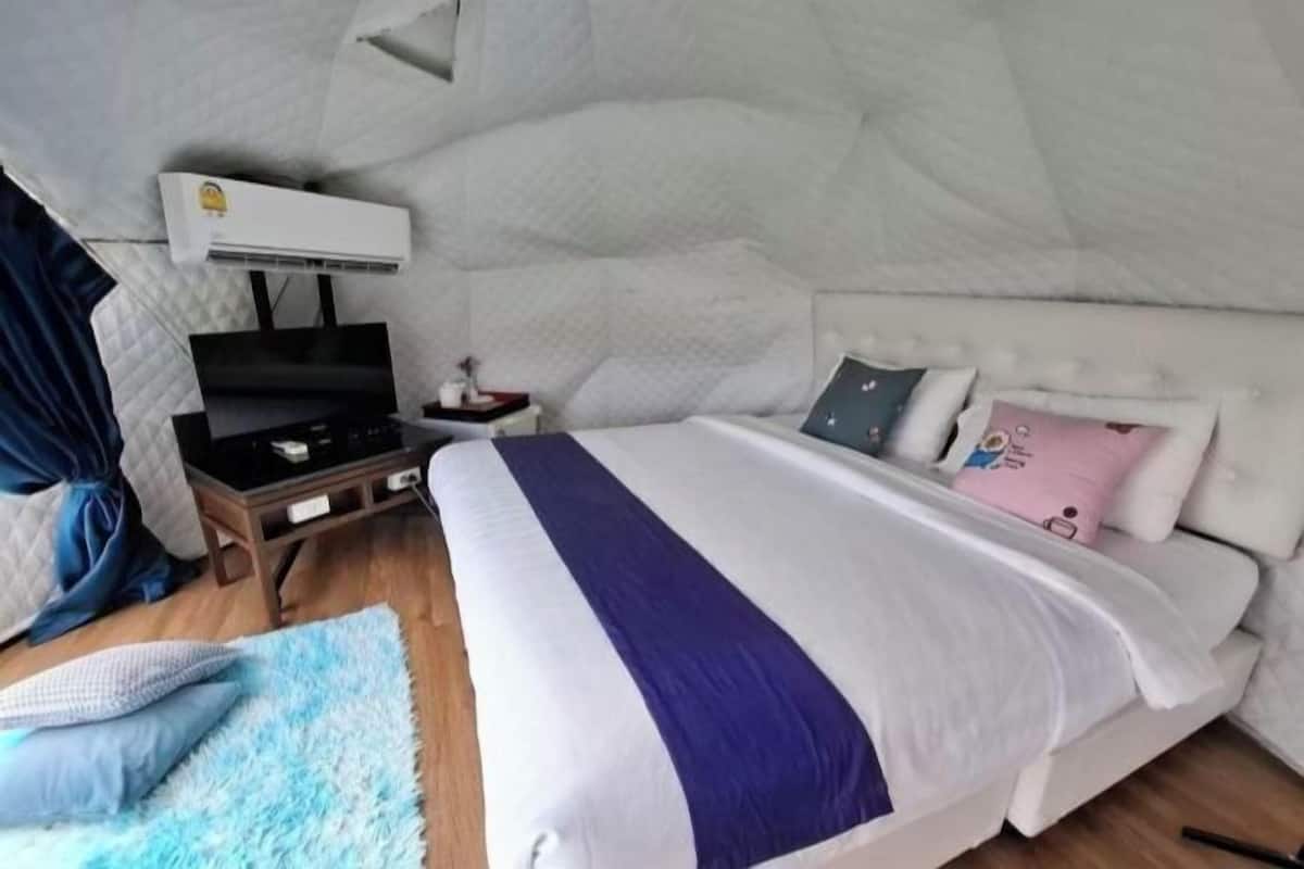 Desk, bed sheets