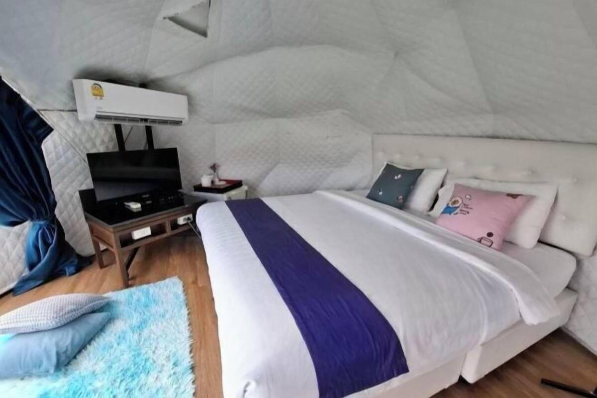 Desk, rollaway beds, bed sheets