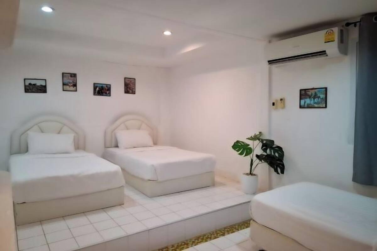 Desk, rollaway beds, bed sheets