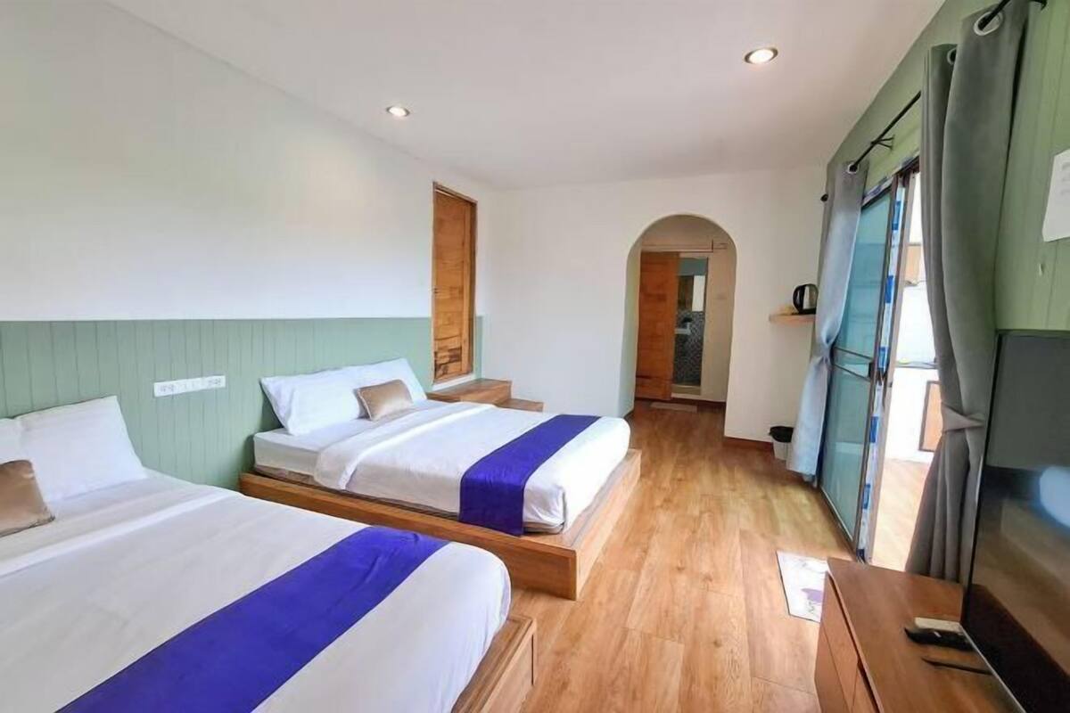 Desk, rollaway beds, bed sheets