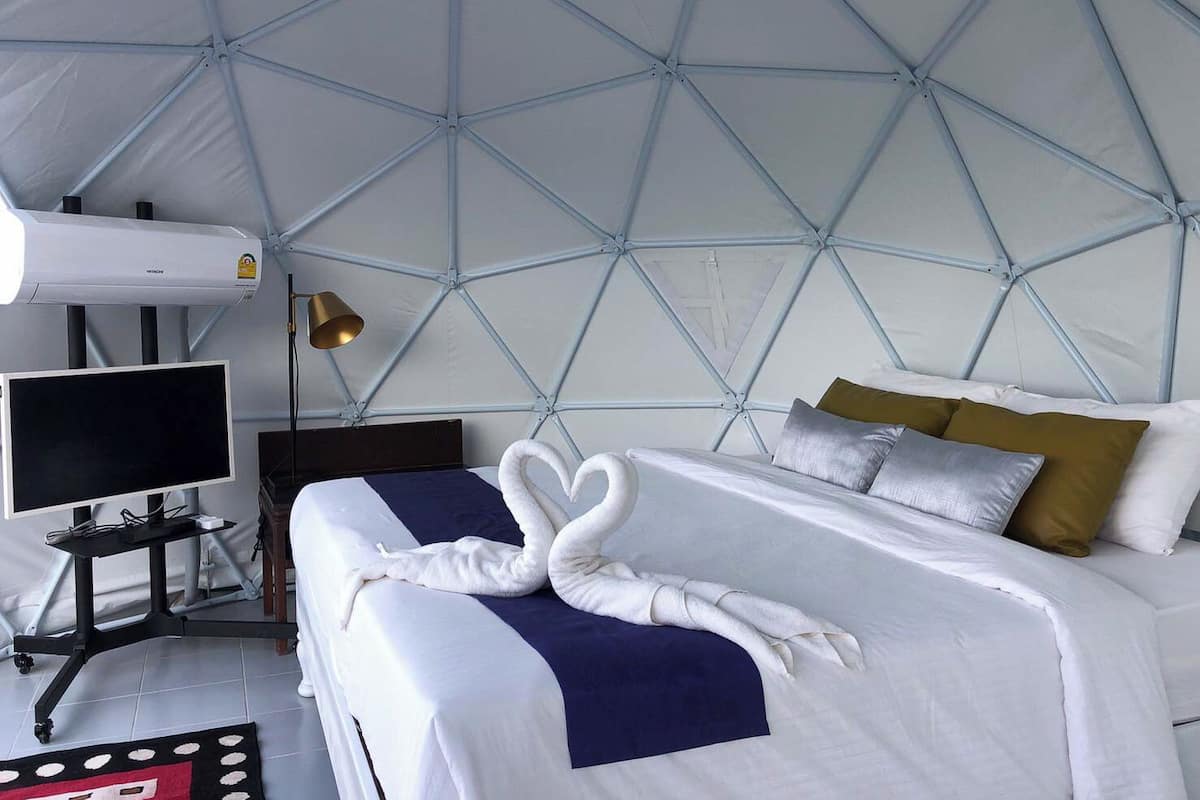 Deluxe Tent | Desk, rollaway beds, bed sheets