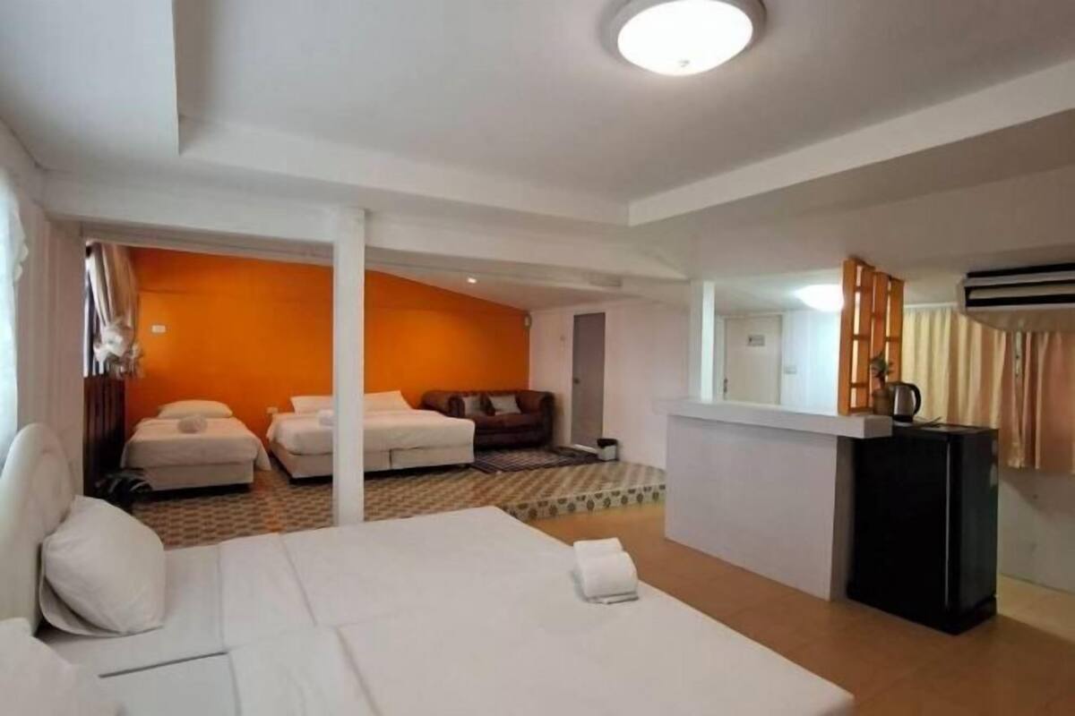 Desk, rollaway beds, bed sheets