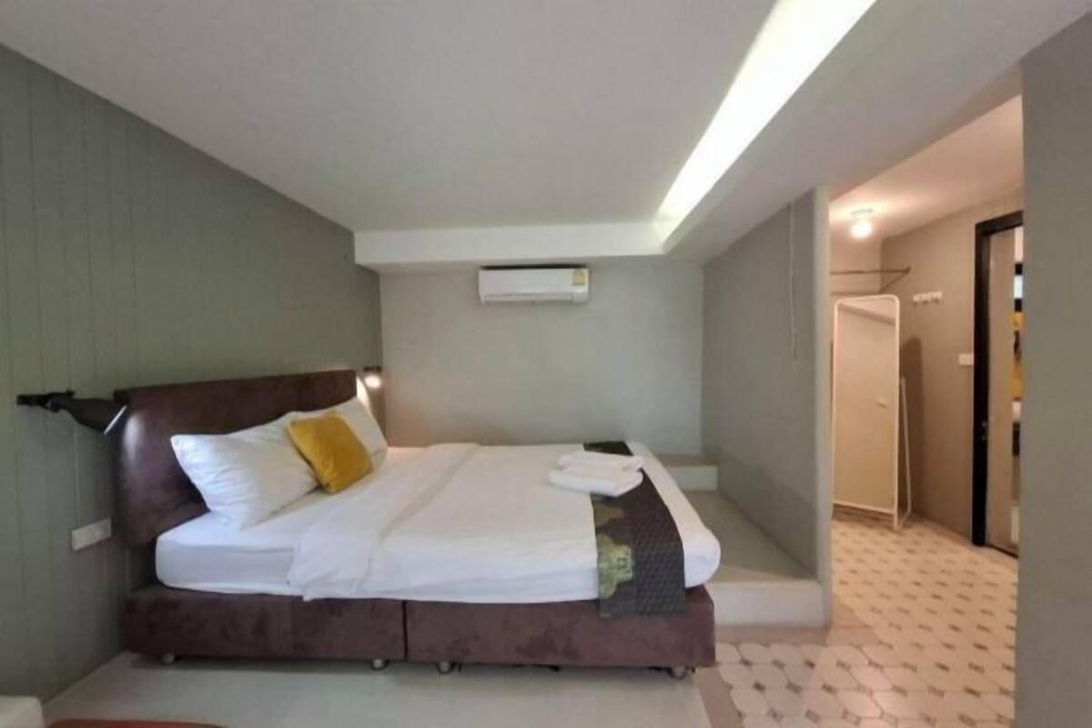 Desk, rollaway beds, bed sheets