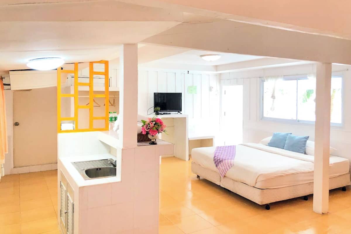 Desk, rollaway beds, bed sheets