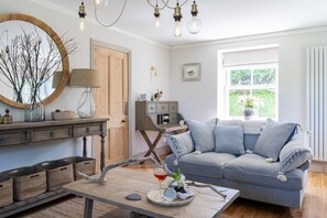 Fernseher, Kamin, Bücher