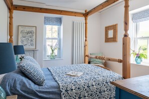 5 bedrooms, iron/ironing board, free WiFi, bed sheets