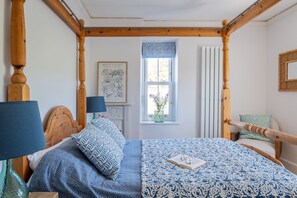 5 bedrooms, iron/ironing board, free WiFi, bed sheets