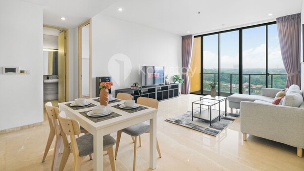 Een moderne woonkamer met een eetgedeelte, grote ramen en uitzicht op de stad.