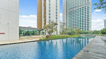 Una piscina al aire libre