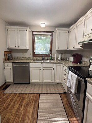 Oven, stovetop, dishwasher, paper towels - Relaxing Getaway Near the Lake (Bellaire)