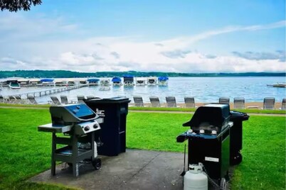 Relaxing Getaway Near the Lake