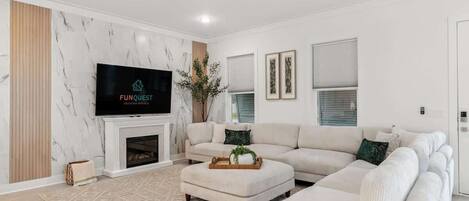 Una televisión, una chimenea