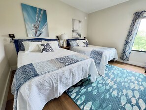 6 soverom, skrivebord, strykejern/-brett og reiseseng for barn