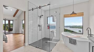 Een douche, een haardroger, een bidet, handdoeken