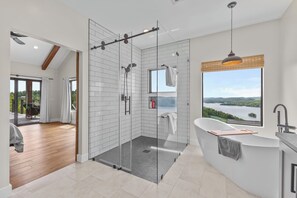 Dusche, Haartrockner, Bidet, Handtücher