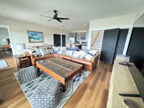 Smart-TV, peis, DVD-spiller og bordtennis