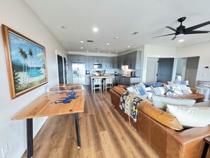 Téléviseur connecté, foyer, lecteur de DVD, table de ping-pong