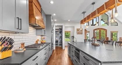 Luxury Mountain & Lake Farmhouse on Norris with Chef's Kitchen, Spa, & Kayaks