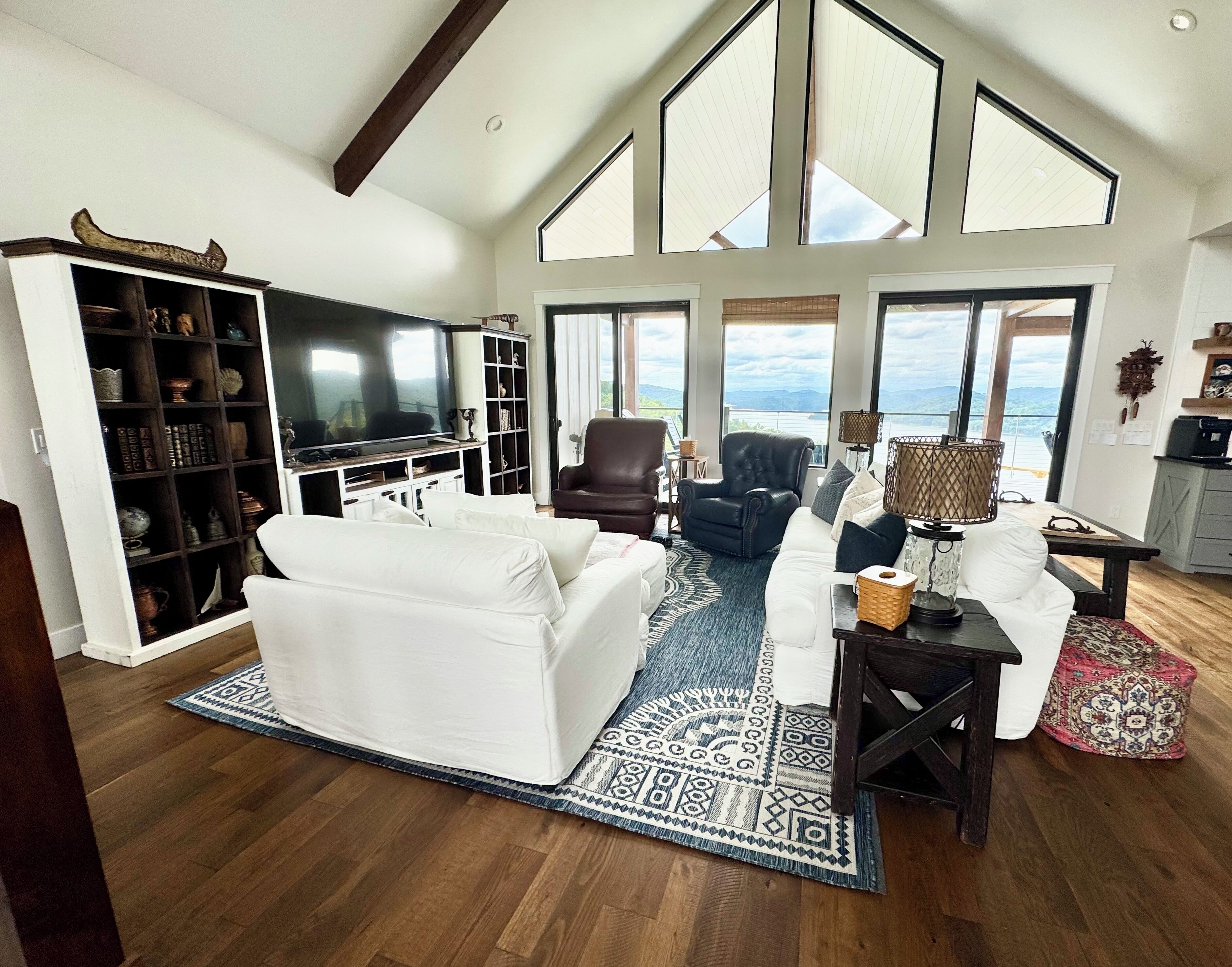 Smart TV, fireplace, DVD player, table tennis