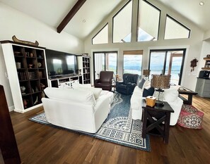 Smart TV, fireplace, DVD player, ping pong