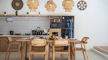 Deluxe villa, patio, uitzicht op zwembad | Dineerruimte