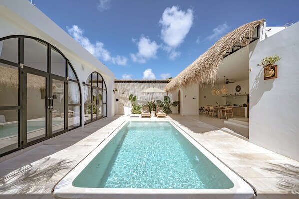 Una piscina al aire libre