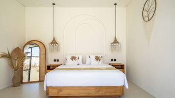 Vila Deluks, patio, pemandangan kolam renang | Seprai katun Mesir, seprai premium, busa memori, dan meja kerja