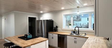 Fridge, oven, coffee/tea maker, cookware/dishes/utensils