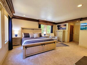 5 bedrooms, desk, iron/ironing board, travel crib