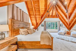 5 bedrooms, desk, iron/ironing board, travel crib