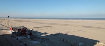 Huswell - Beach Studio with Balcony & Sea View