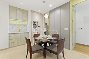 Apartamento, 2 quartos, vista para a cidade | Sala de jantar