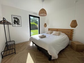 3 bedrooms, iron/ironing board, WiFi, bed sheets