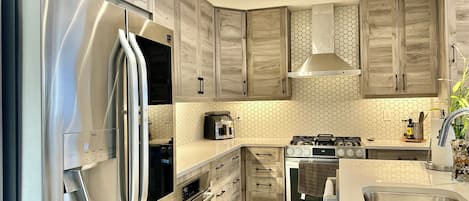 Refrigerador, microondas, horno y parrilla de estufa