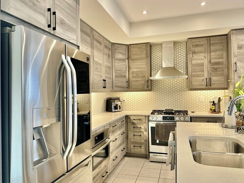 Detached loft bunglow: 3BR/3BA nr Niagara Falls, Welland Canal & NOTL sights