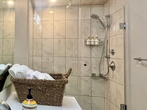 Haartrockner, Handtücher, Seife, Shampoo
