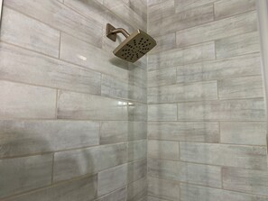 Douche, sèche-cheveux, serviettes fournies