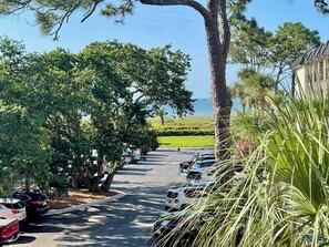 Property grounds - Coastal Blue – Oceanview Condo in the Heart of Hilton Head (Hilton Head Island)