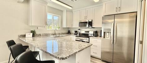 雪櫃、微波爐、焗爐、爐具