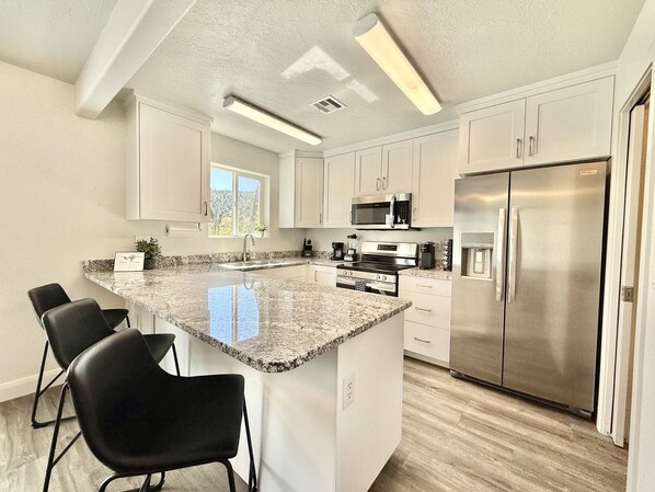 冷蔵庫、電子レンジ、オーブン、コンロ