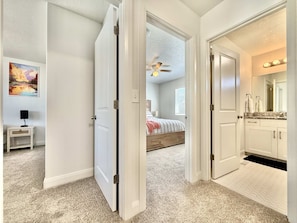 2 bedrooms, iron/ironing board, travel cot, WiFi - Glendale Retreat | Hot Tub Near Zion & Bryce (Glendale)