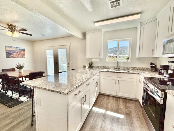 Jääkaappi, mikroaaltouuni, uuni, liesi