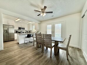 冰箱、微波炉、烤箱、炉灶