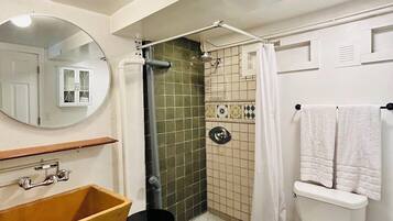 Een douche, een haardroger, handdoeken, zeep
