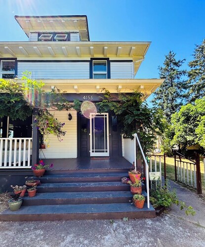 Charming 1-bedroom apartment in the heart of vibrant Foster-Powell, SE Portland