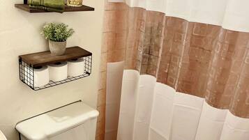 Dusche, Handtücher, Seife, Toilettenpapier