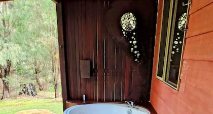 Two Bedroom Cottage - sleeps 4 - Self contained 2 Bedroom Cottage 1 King and 1 Queen